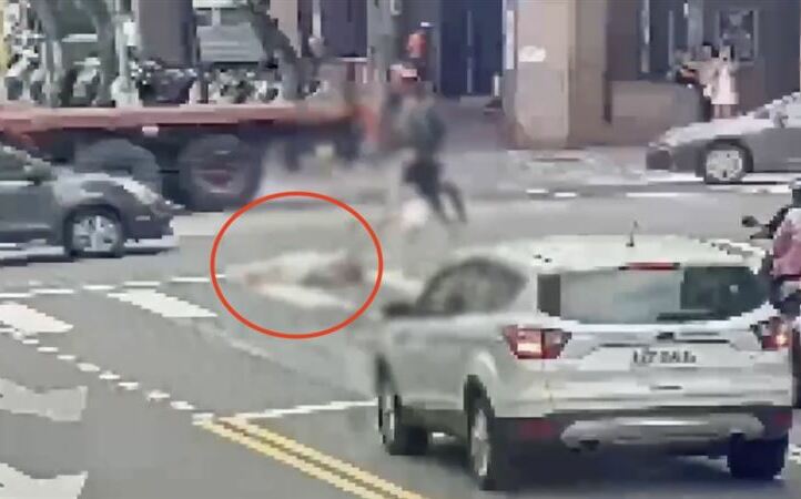 北市女爛醉倒馬路!男伴冷血拖行15秒 網:應該掉一層皮