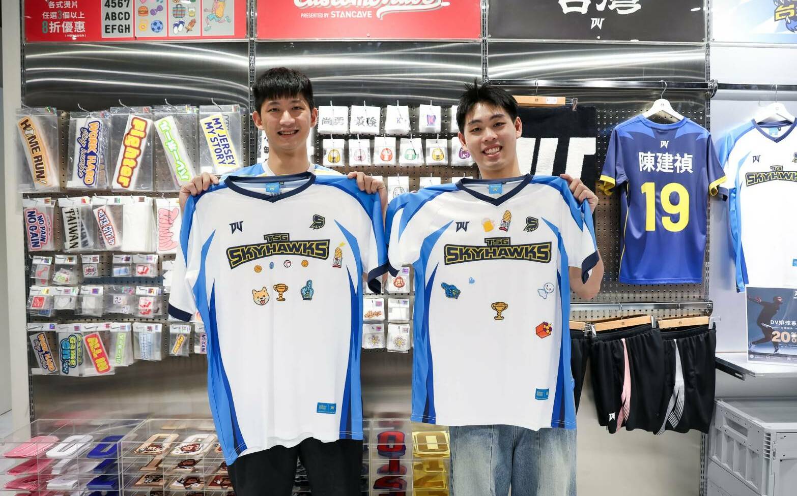 運動文化選物平台插旗南台灣 台鋼天鷹明星球員客串一日店長