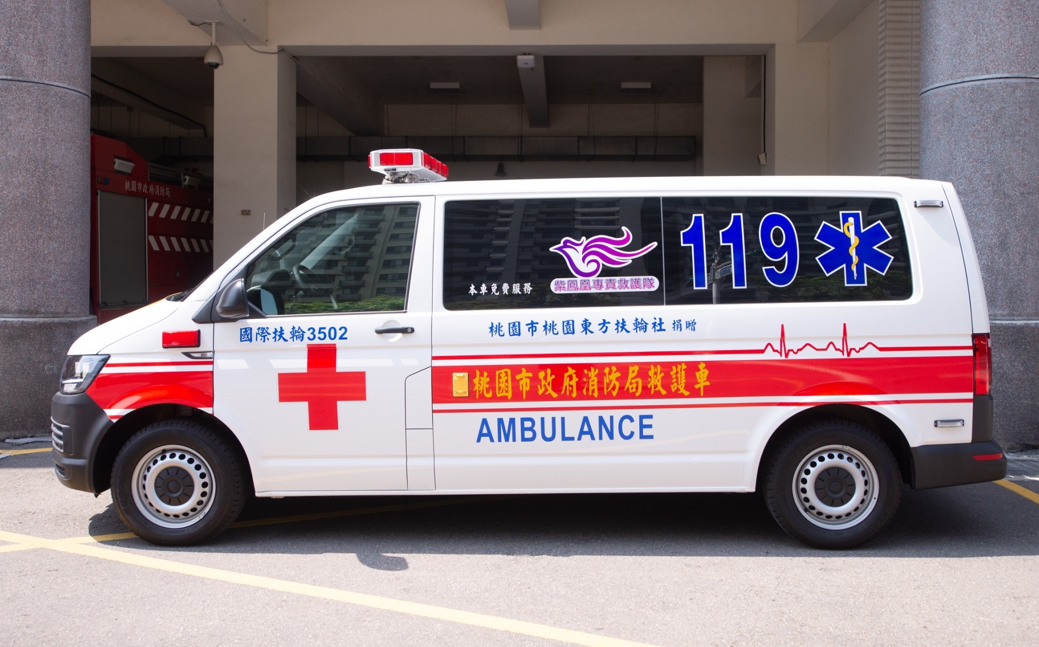 桃園購物中心驚傳墜樓意外!7旬男當場身亡 初步排除外力介入