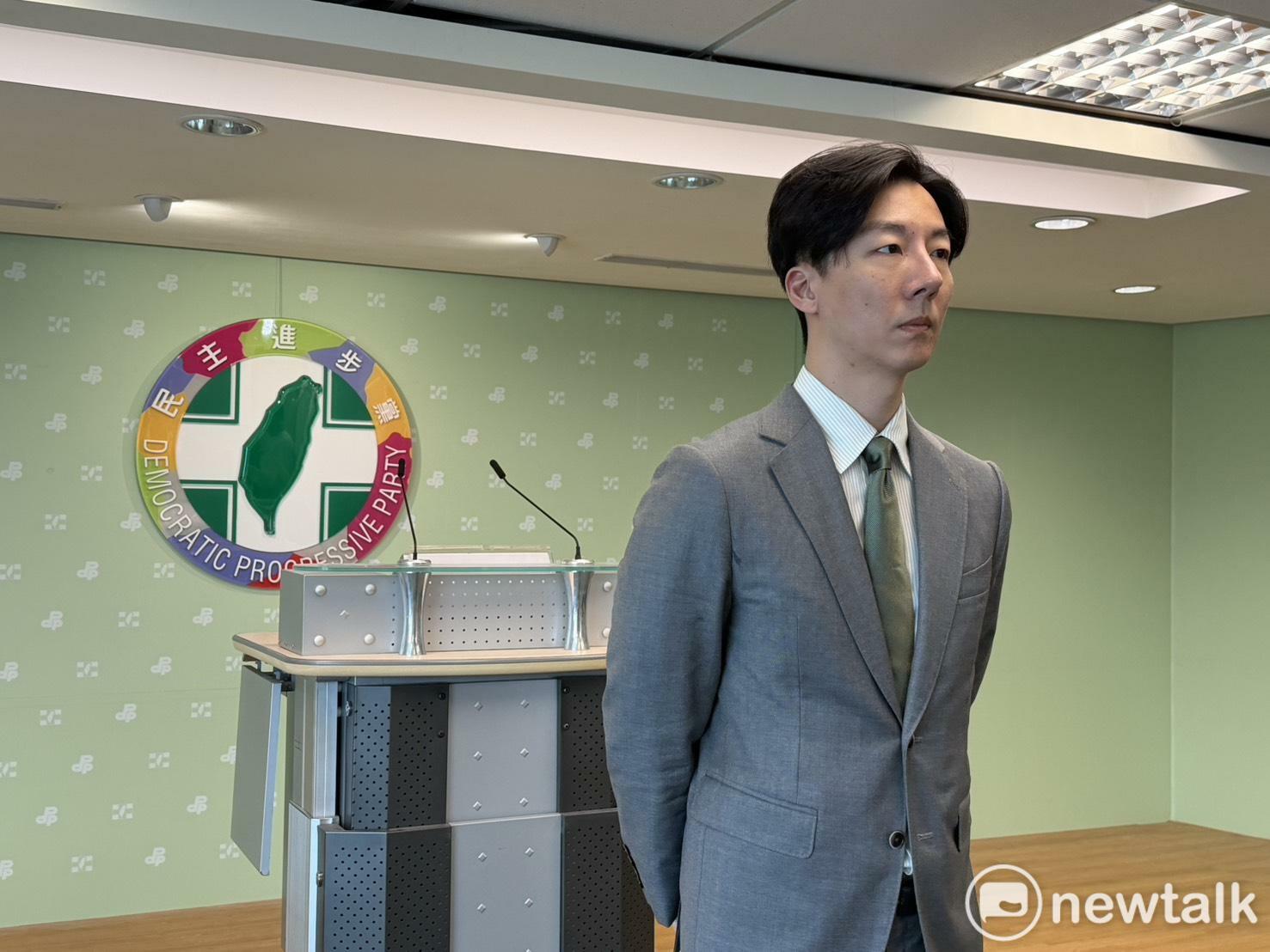 吳崢轉述民進黨選對會決議。 圖：高逸帆／攝 
