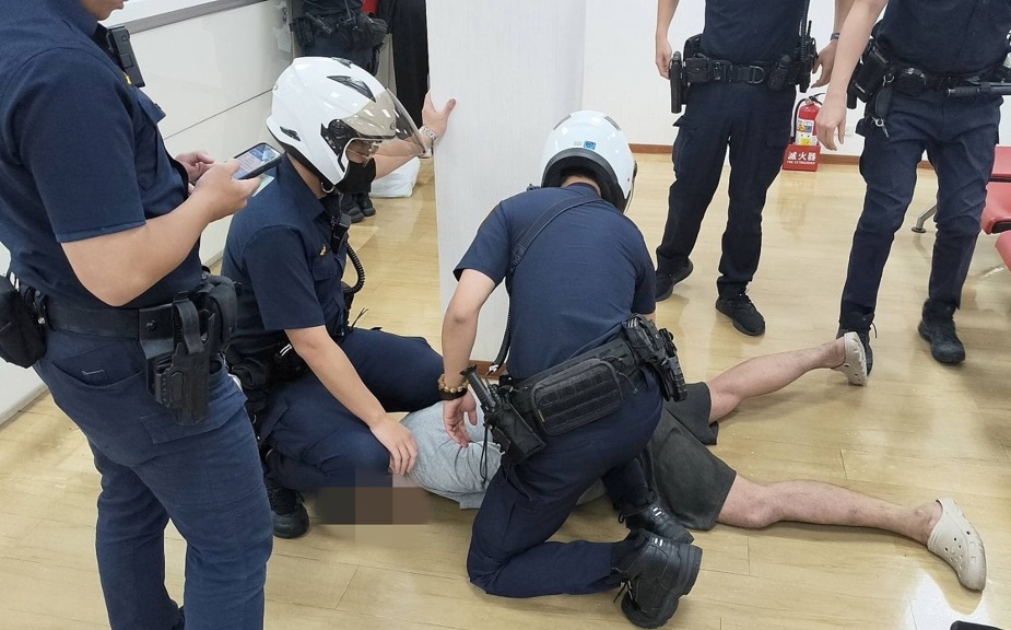 板橋台新分行驚傳搶案!無業男持利剪衝入 警30秒強勢逮捕
