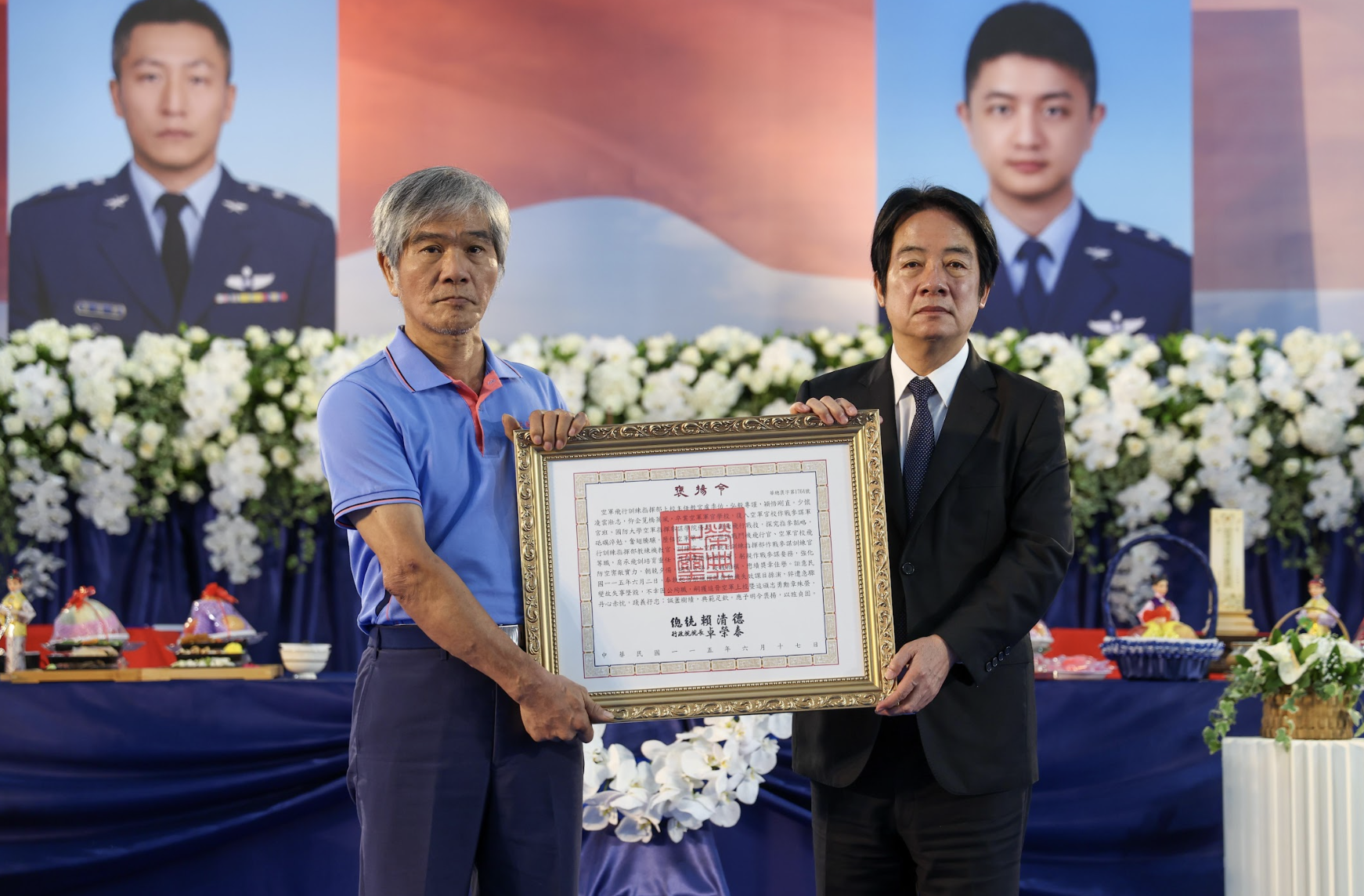  賴清德頒褒揚令，表彰殉職空軍飛行訓練指揮部上校過俊男及盧季佑恪盡職守。 圖：總統府提供 