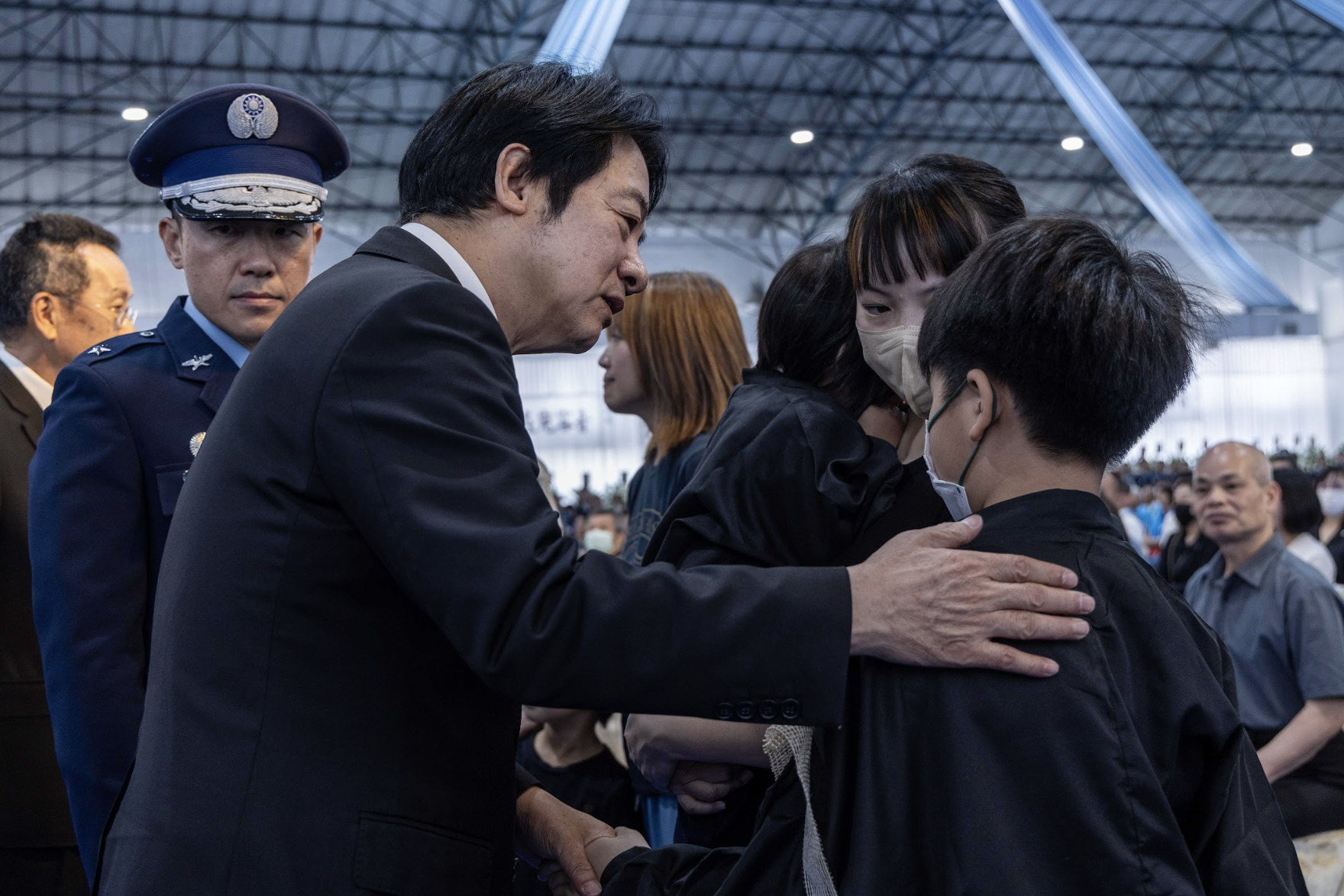  賴清德向殉職飛官家屬致意。 圖：總統府提供 
