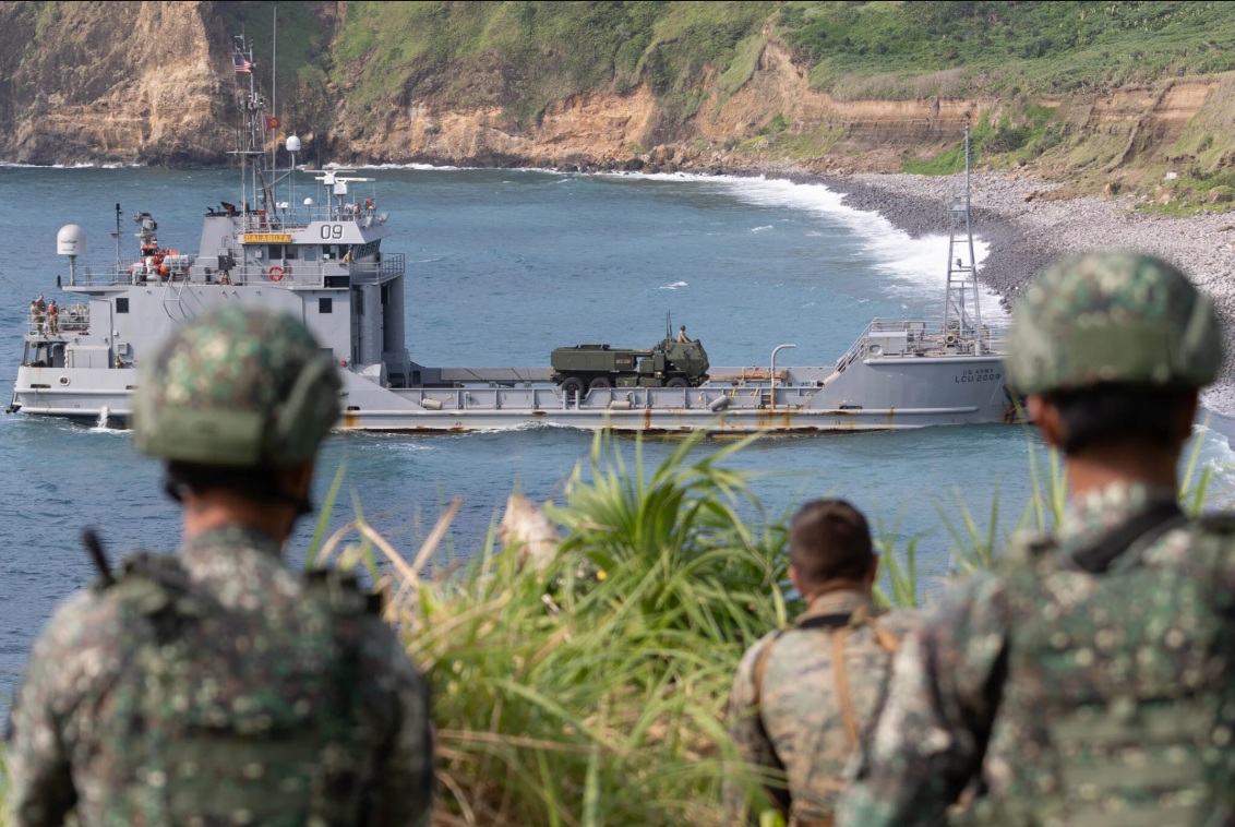 美菲「肩並肩」軍演，使用運輸艇將海馬士火箭系統部署離外島，增加打擊縱深。 圖：翻攝US Marine Corps 