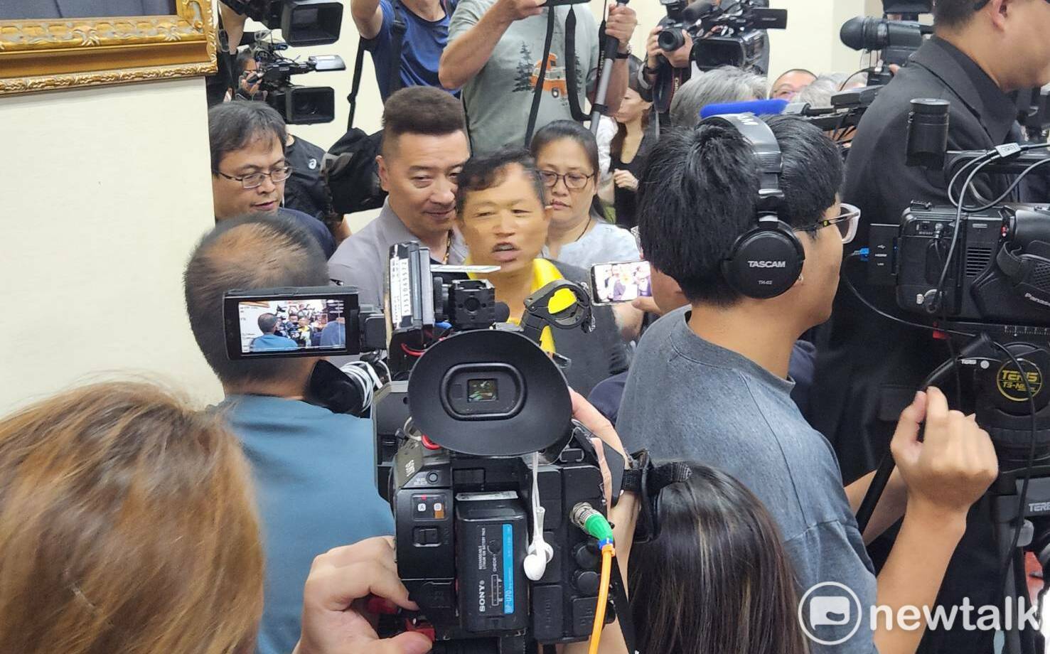 「台灣國」大鬧國民黨 直闖中央黨部主廳砲轟鄭麗文
