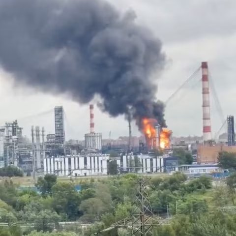  烏克蘭轟炸俄羅斯石油——一架烏克蘭無人機襲擊了莫斯科地區最大的煉油廠。 圖：翻攝自 X @JPLindsley 