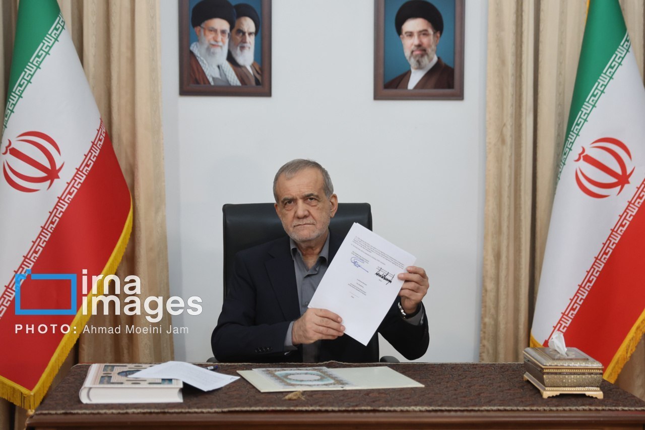  伊朗總統裴澤斯基安正式簽署美伊停戰諒解備忘錄。 圖：Iran_in_India Ｘ 