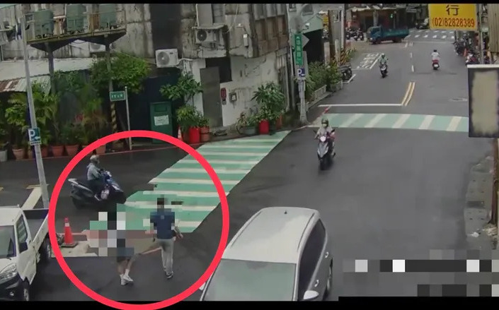 蘆洲狠父當街掌摑女兒!疑因翹課與男友約會 警介入調查
