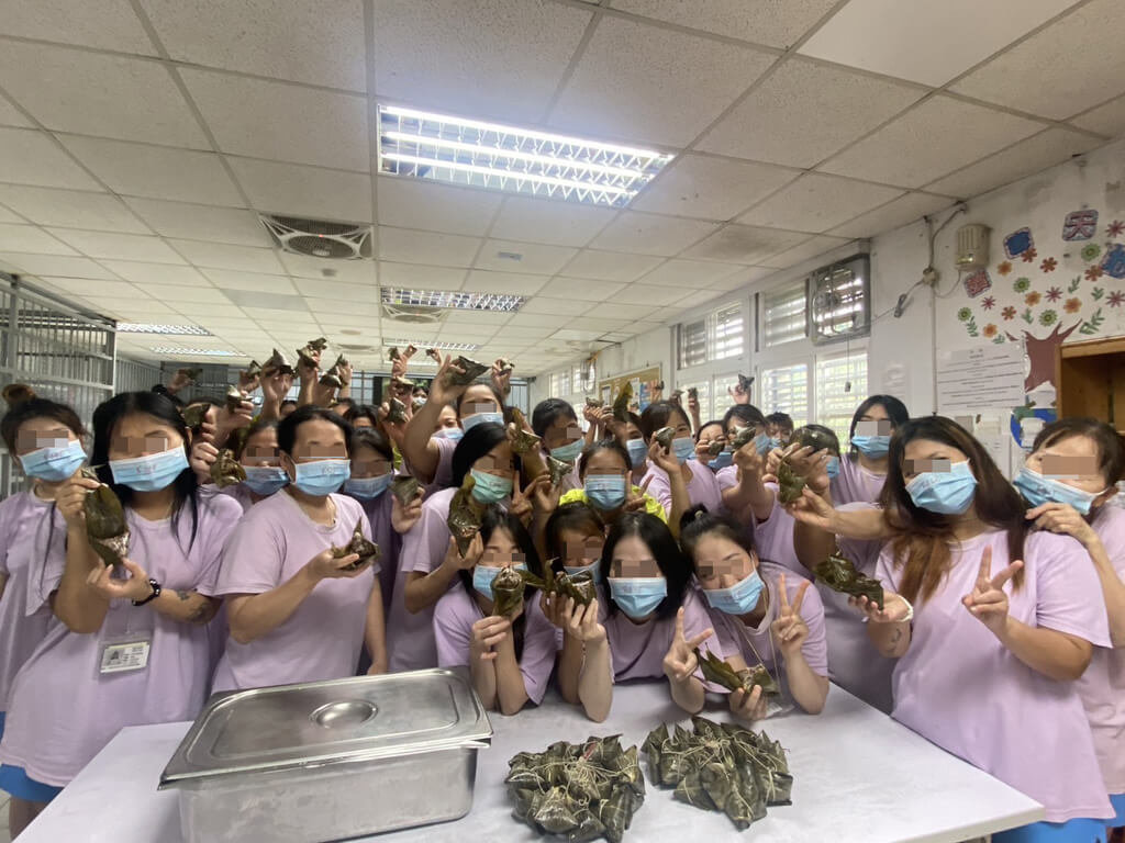端午佳節 移民署台北收容所辦包粽與收容人同樂