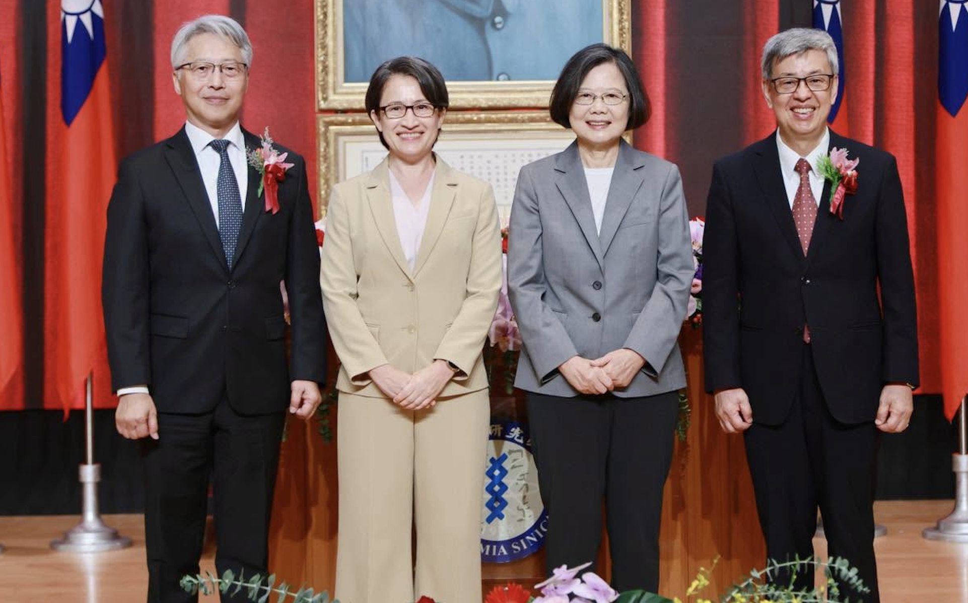 蔡英文感謝廖俊智「家裡有你真好」:中研院重擔交到陳建仁手上