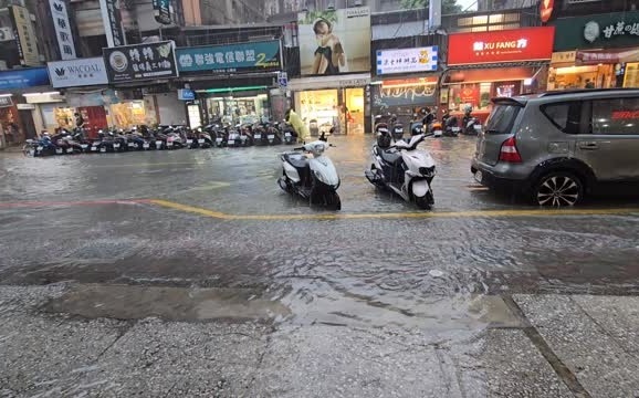 台北暴雨成災!公館商圈水淹騎樓 網友直呼公館末日