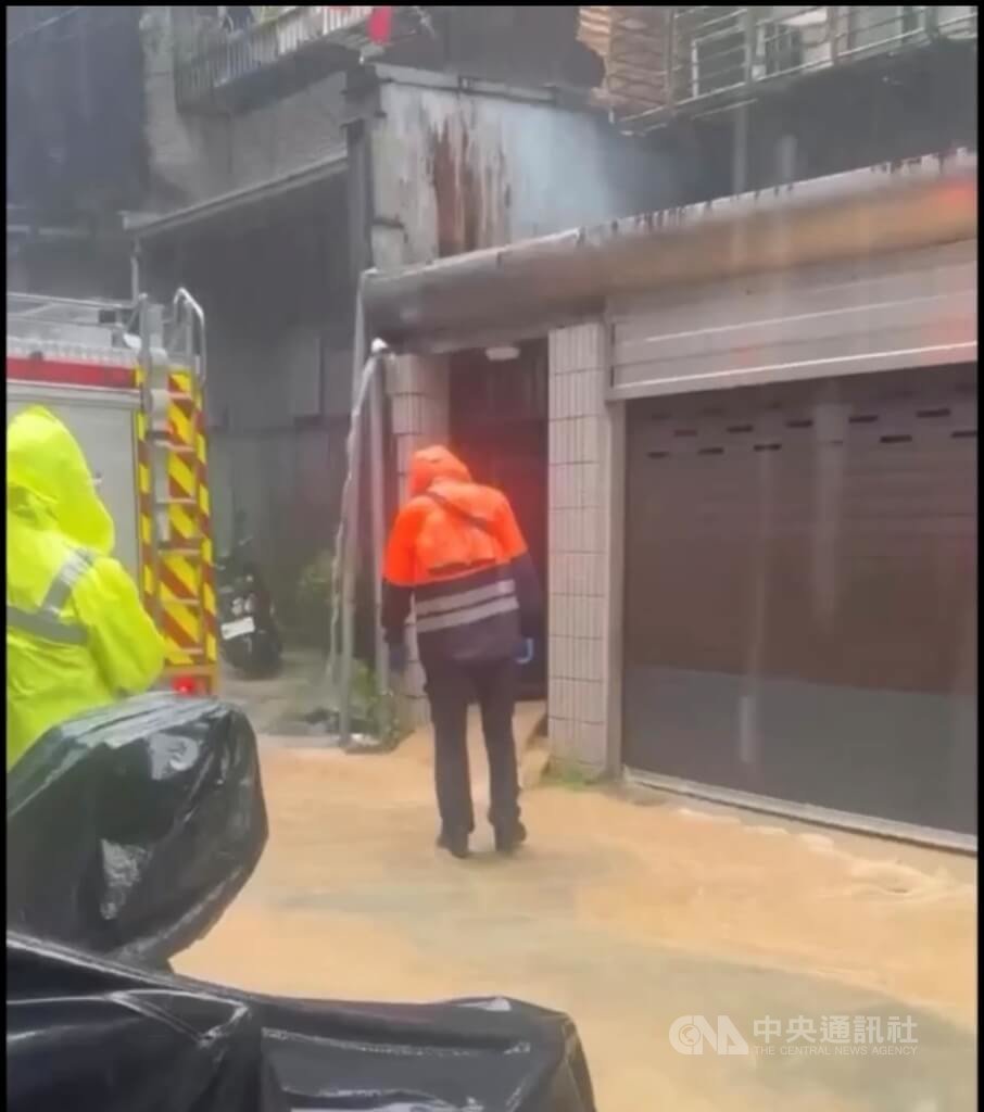 台北市午後大雨 男子受困信義區巷弄民宅獲救