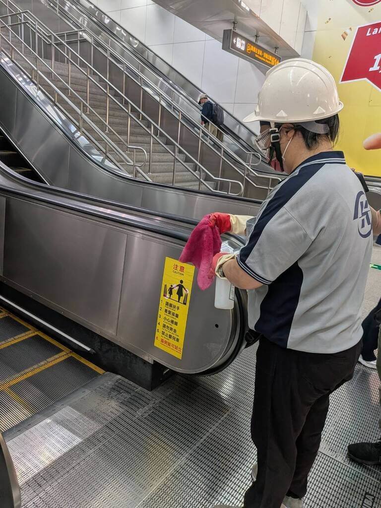 高捷左營站鼠竄穿堂層電扶梯 高捷立即清消加強巡查