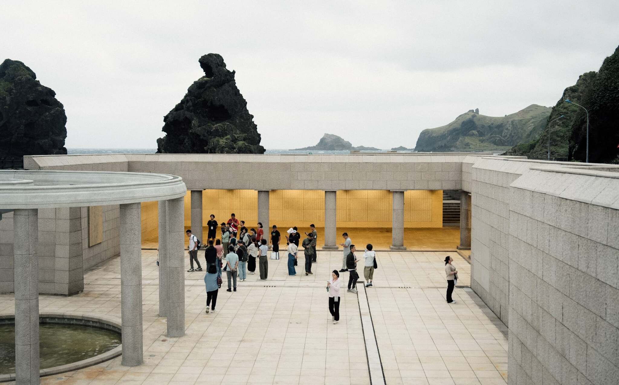 首批政治受難者抵綠島75週年 紀念市集音樂日 裝咖人、百合花、農武唱出白恐記憶!
