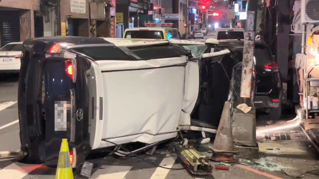 追捕拒檢機車基隆警車撞計程車側翻 3人送醫無大礙