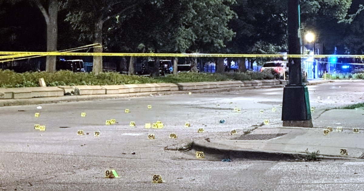  槍擊事發地芝加哥南區當時正舉辦六月節慶祝活動，不料卻遭一輛休旅車闖入，車上槍手隨即對著群眾開槍掃射。 圖：翻攝自 X @CWBChicago 