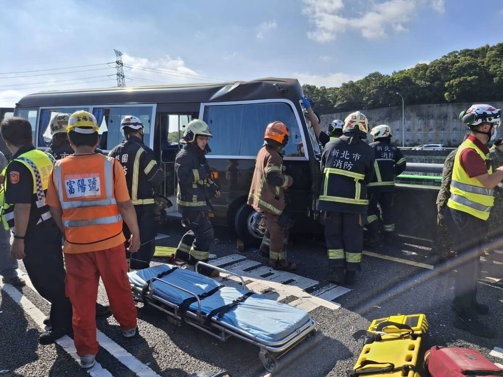國1五楊南向龜山路段軍方小巴撞遊覽車 11人受傷