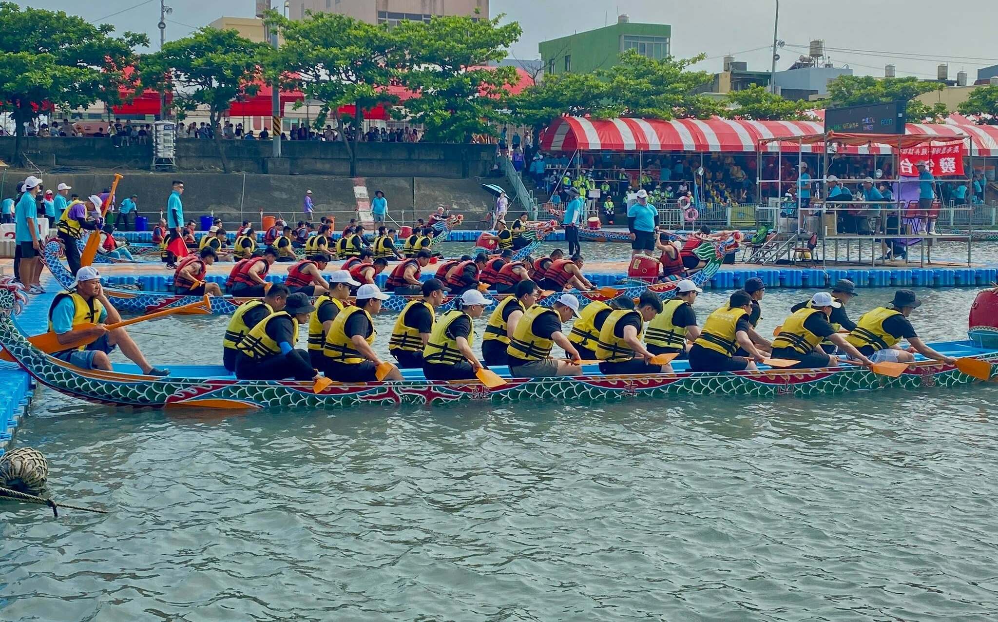 台灣人諧音魂檔不住!龍舟賽成諧音梗大賽「滑蛋瘦肉舟」一次3碗現場大撞名