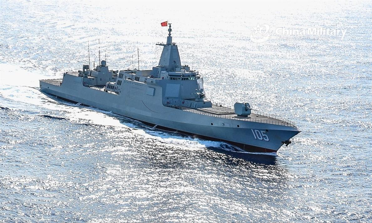  中國解放軍055型大型飛彈驅逐艦近年頻繁出現在台海周邊海域。《華爾街日報》指出，共軍已常態部署5至6艘軍艦在台灣周邊活動，逐步收緊對台軍事壓力。 圖：中國軍網（China Military） 