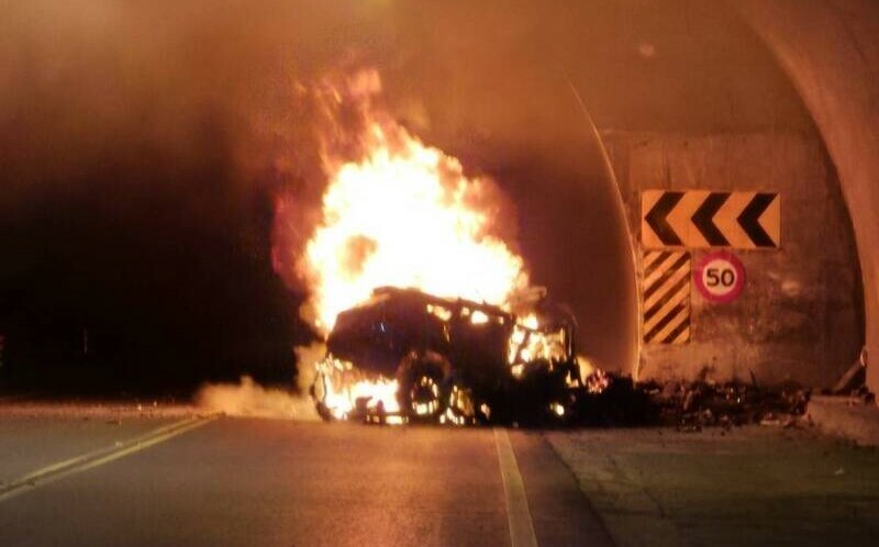 美濃月光山隧道驚傳汽機車火警 1燒死1吸入性嗆傷