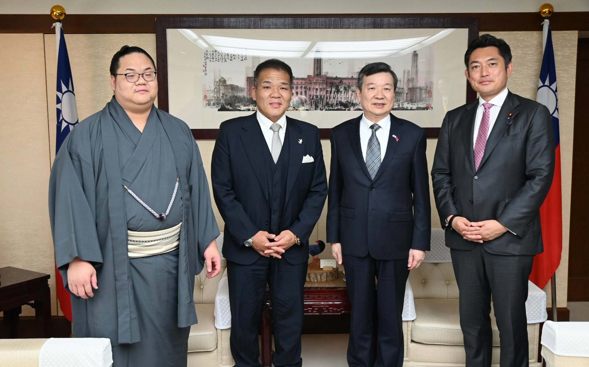 台日混血力士東白龍拜會駐日代表處 李逸洋盼加強台日相撲交流