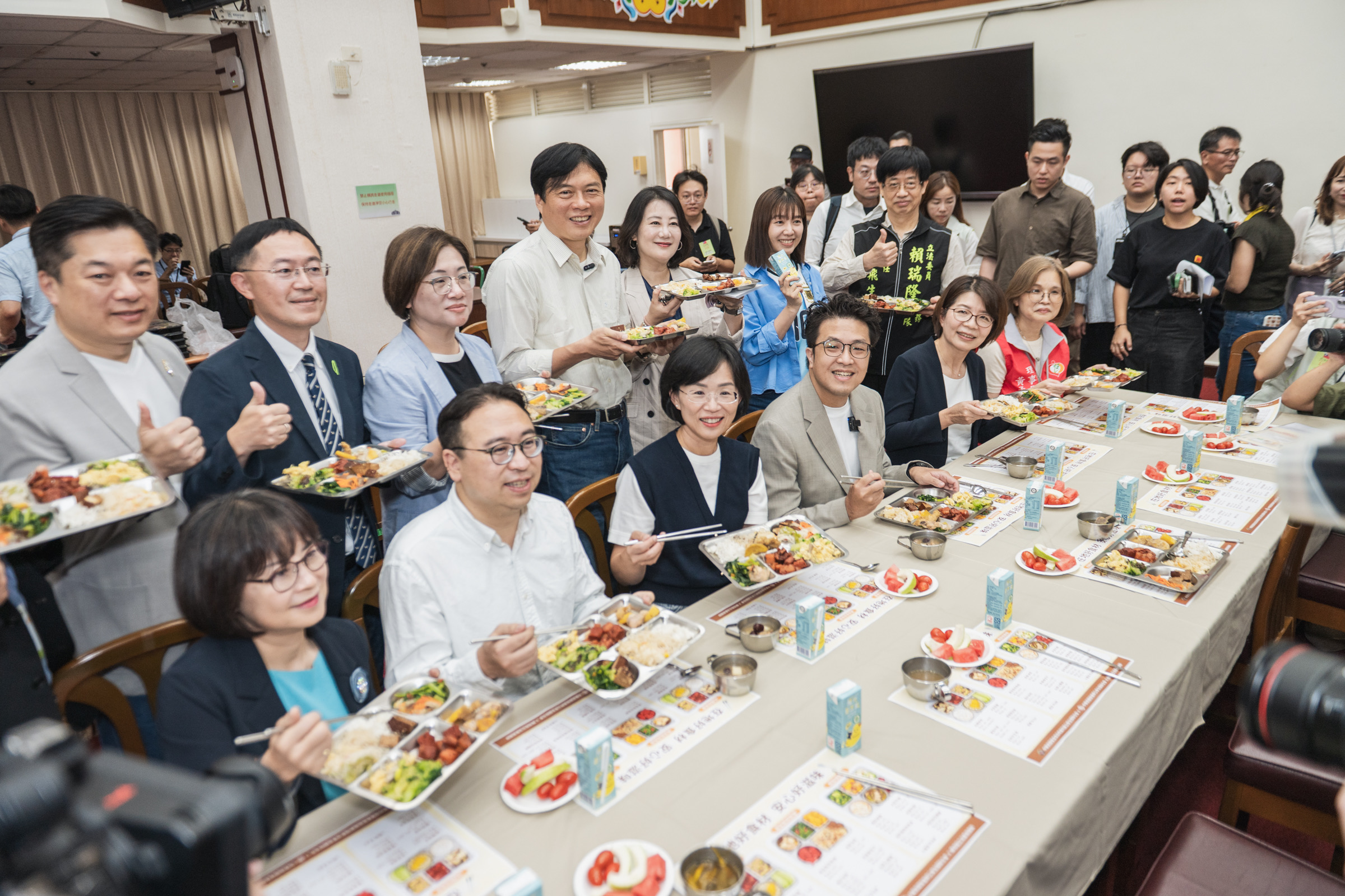  沈伯洋挺營養午餐專法，提食農、營養教育並進。 圖：沈伯洋競辦提供 
