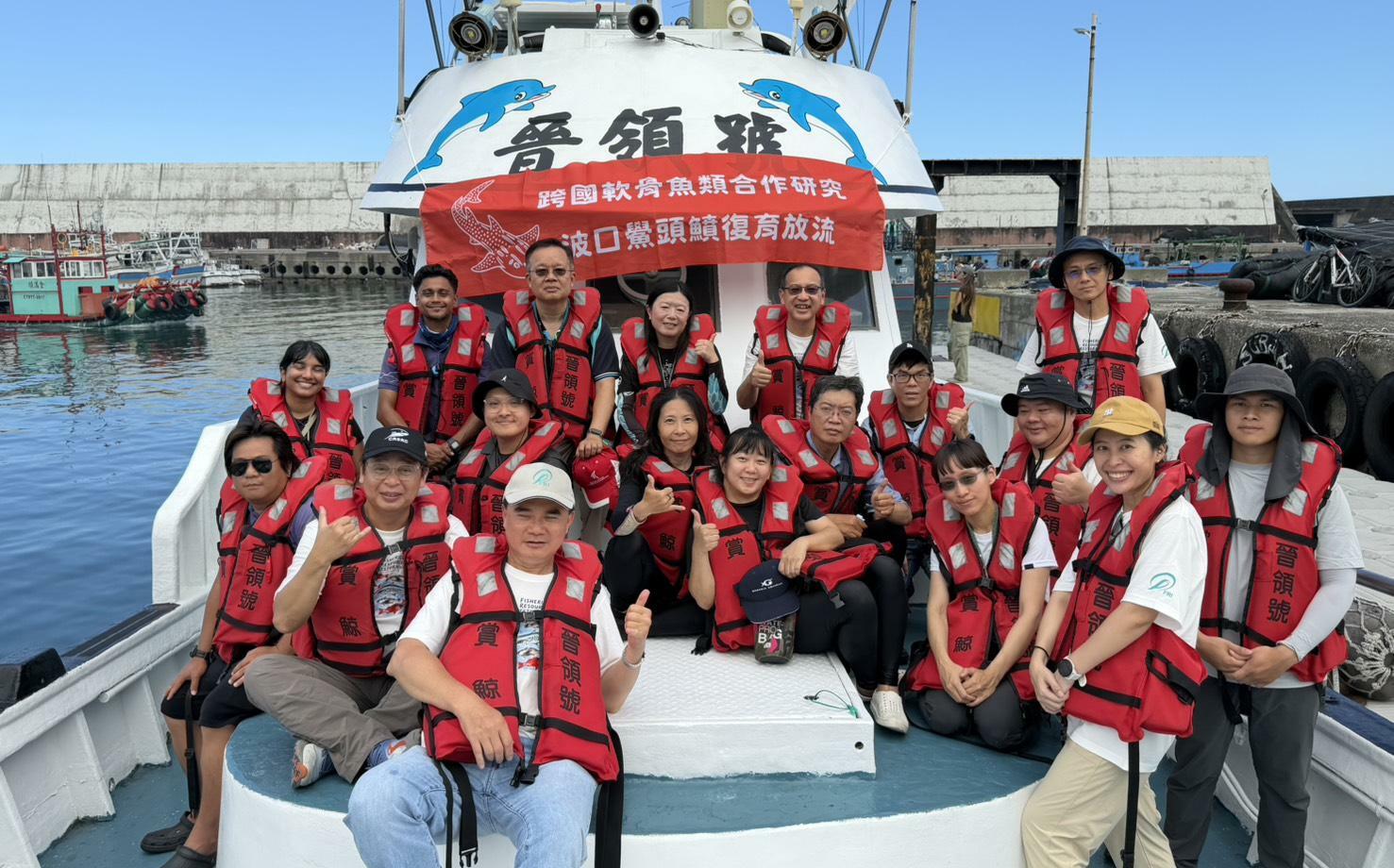 海保署推跨國復育行動 高科大完成台灣首例波口鱟頭鱝標識放流