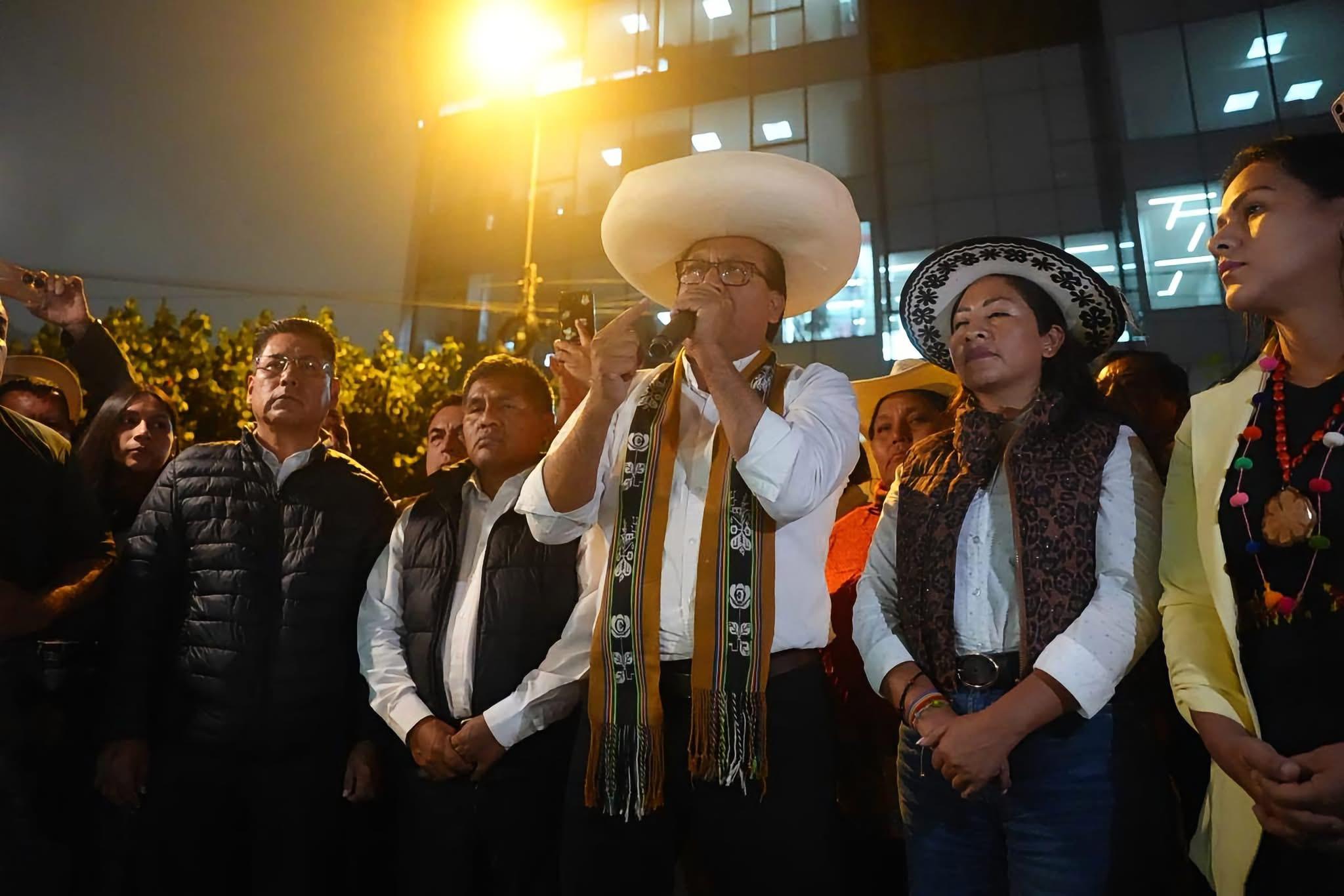  秘魯左翼總統候選人桑切斯（手持麥克風者）表示，他不會承認選舉結果，並指控秘魯國家選舉程序辦公室涉嫌操縱海外投票。 圖：翻攝Roberto Sanchez 臉書 