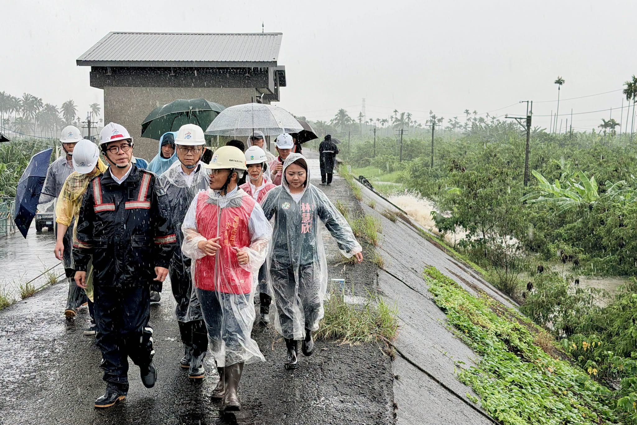  陳其邁視察鯤洲抽水站。 圖：陳其邁臉書 