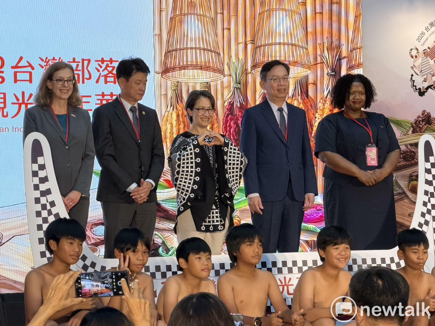  蕭美琴出席「2026台灣部落觀光嘉年華」開幕典禮，手比愛心與部落孩童一起合照。 圖：高逸帆／攝 