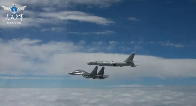  中、俄戰機再同框，在貼近日本上空聯合巡航。 圖 : 翻攝自人民空軍 