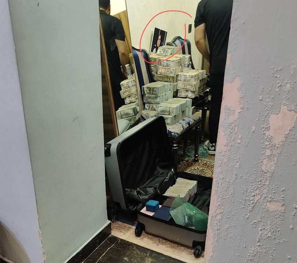 社群流傳畫面顯示，伊拉克執法人員在國會議員阿莉雅．納西夫住處查獲大量現金與黃金。 圖：翻攝自 X @Osinttechnical