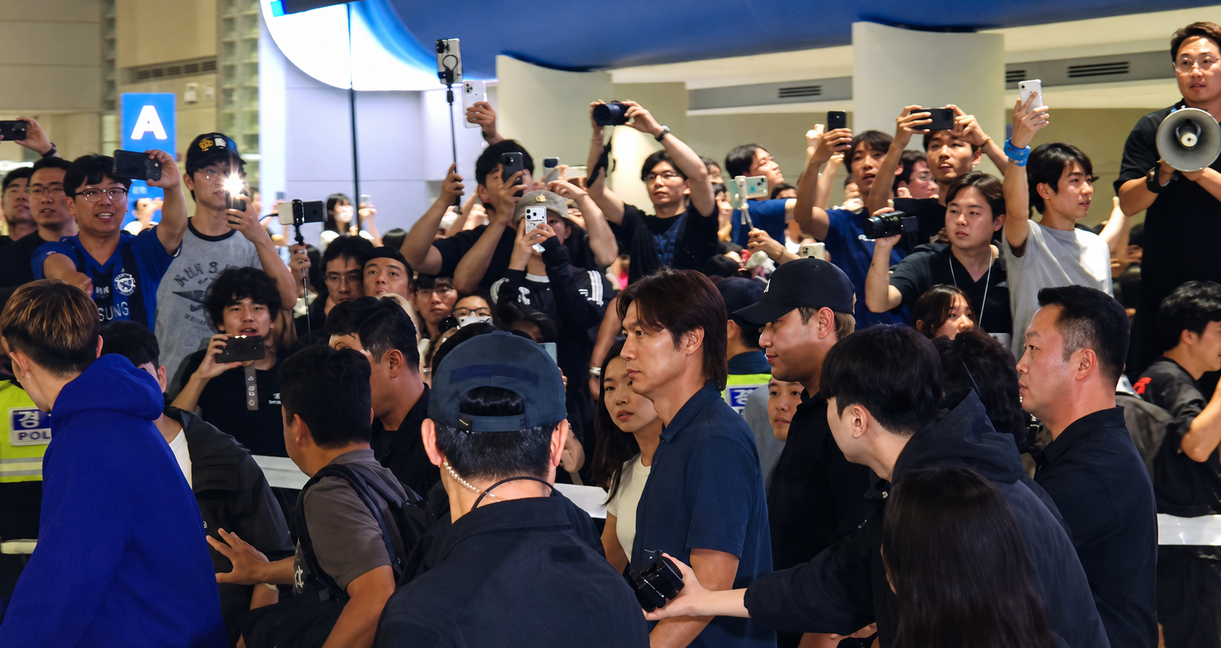  韓國國家隊前教練洪明甫上月30日晨抵達仁川機場時未遭投擲異物，但仍遭球迷怒罵且現場噓聲不斷。 圖：翻攝自뜨거운김치YT（資料照） 