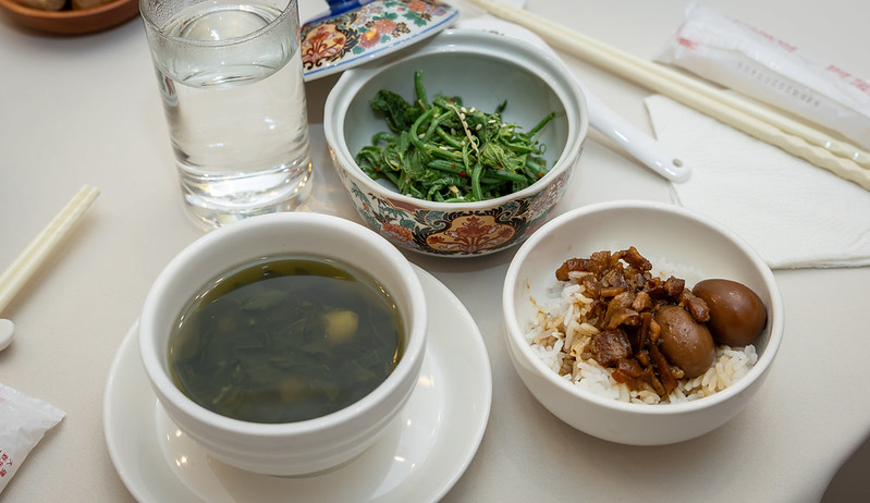 《臺灣漫遊錄》三道經典菜色，「麻薏湯」、「肉臊飯」、「龍鬚菜」。 圖：總統府提供 