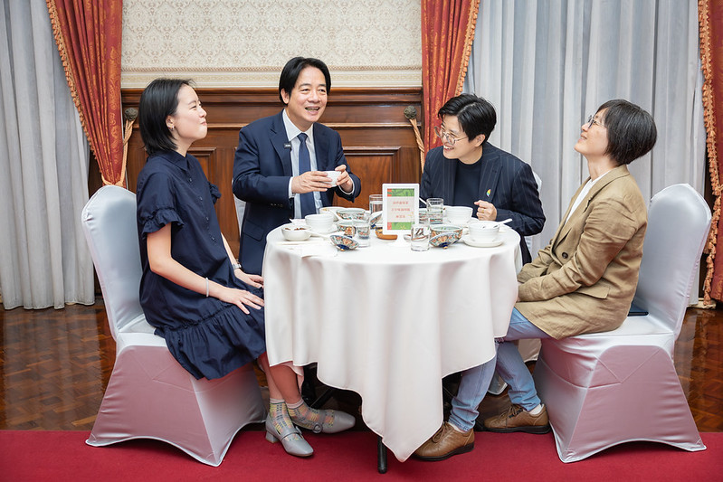  賴清德、楊双子、金翎一同品嚐《臺灣漫遊錄》三道經典菜色 圖：總統府提供 