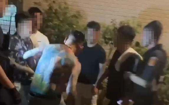「蹦闆」率眾打人影片曝光!員警旁觀遭炎上 中壢警方澄清