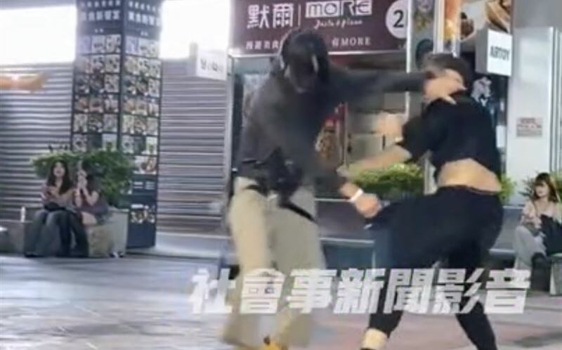 信義威秀中庭驚見「拳擊賽」!夜店口角成導火線 雙方互告傷害移送