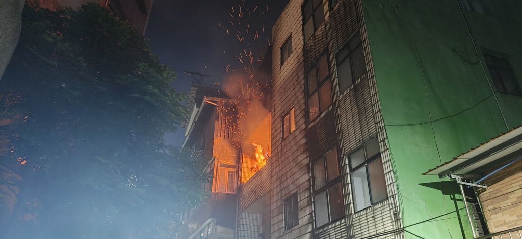 基隆3樓民宅陷火海 61歲男子受困救出不治