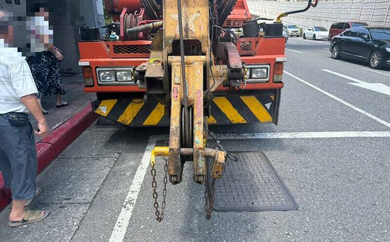台北吊車硬切逼車釀追撞!網怒:安全第一貼車上很諷刺