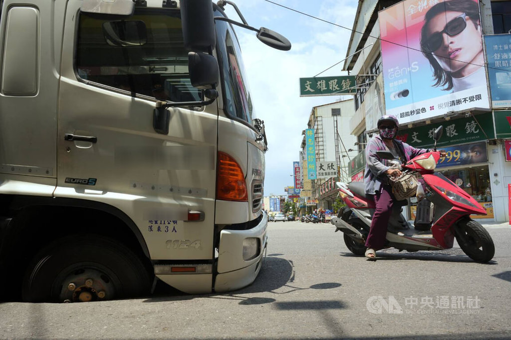 屏東貨車行駛突陷天坑 公所:應為豪雨掏空路面