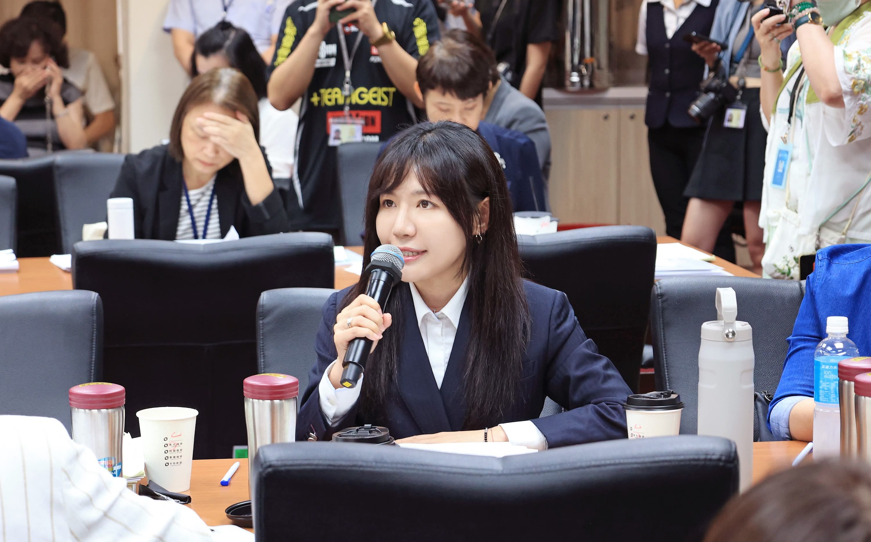 還原拍桌經過!吳沛憶怒批翁曉玲「複製貼上審預算」:第二輪還要再刪