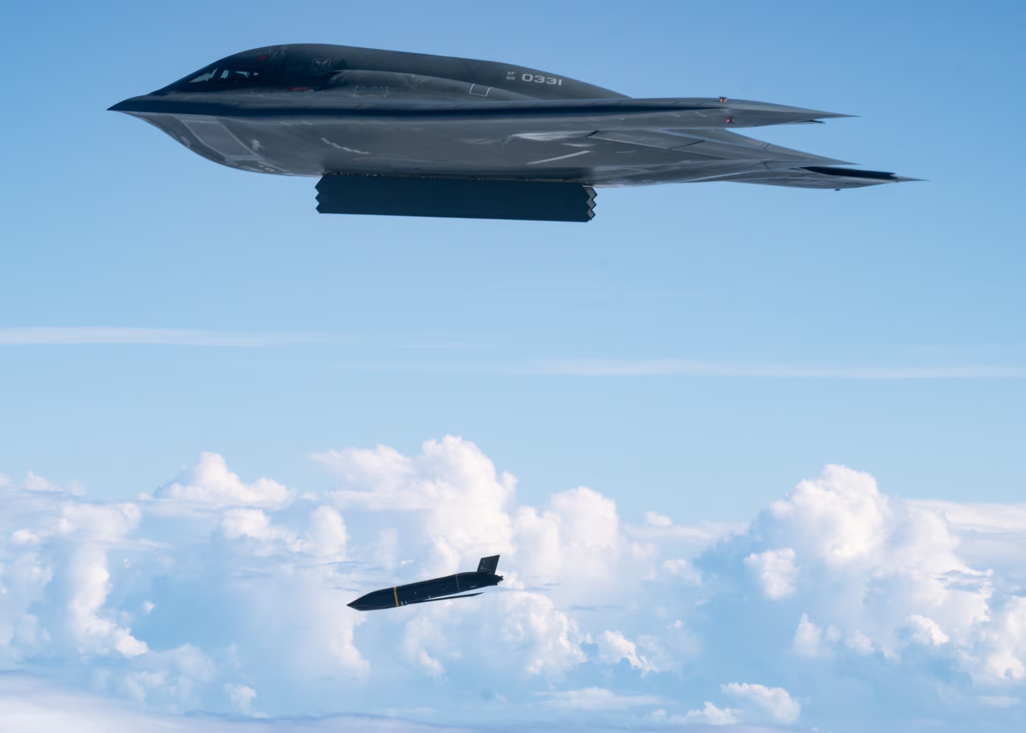 LRASM 是由 AGM-158B 增程型聯合空對地防區外飛彈（JASSM-ER）發展而來，具備低雷達截面、超過 320 公里以上射程，以及抗 GPS 干擾導航能力。 圖:翻攝自X帳號@defensearab