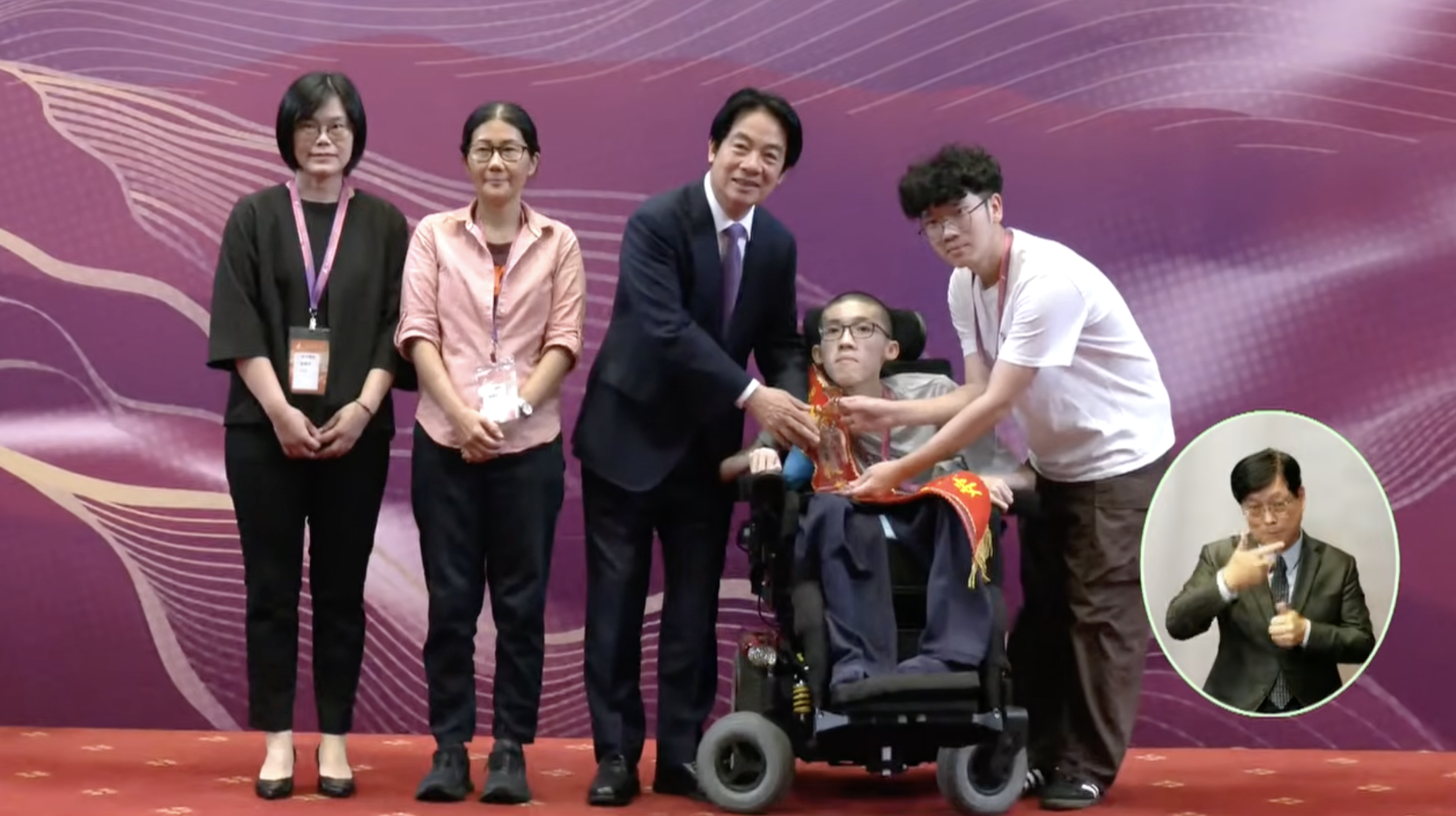 賴清德頒發總統教育獎。 圖：翻攝自總統府YT 