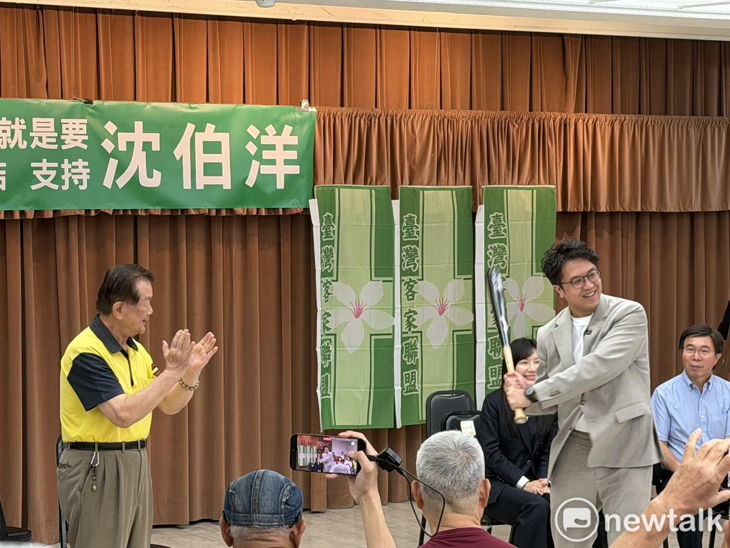  沈伯洋現場揮棒。 圖：高逸帆／攝 