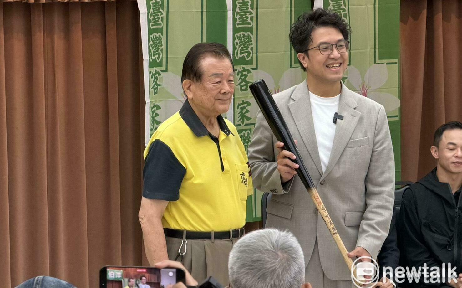 恩師李茂生家人致贈球棒 沈伯洋盼帶領議員打出全壘打