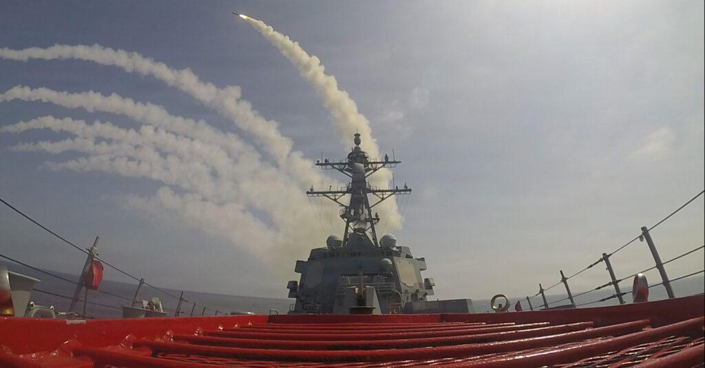  美軍與伊朗在荷姆茲海峽互轟。 圖：翻攝自美國海軍 