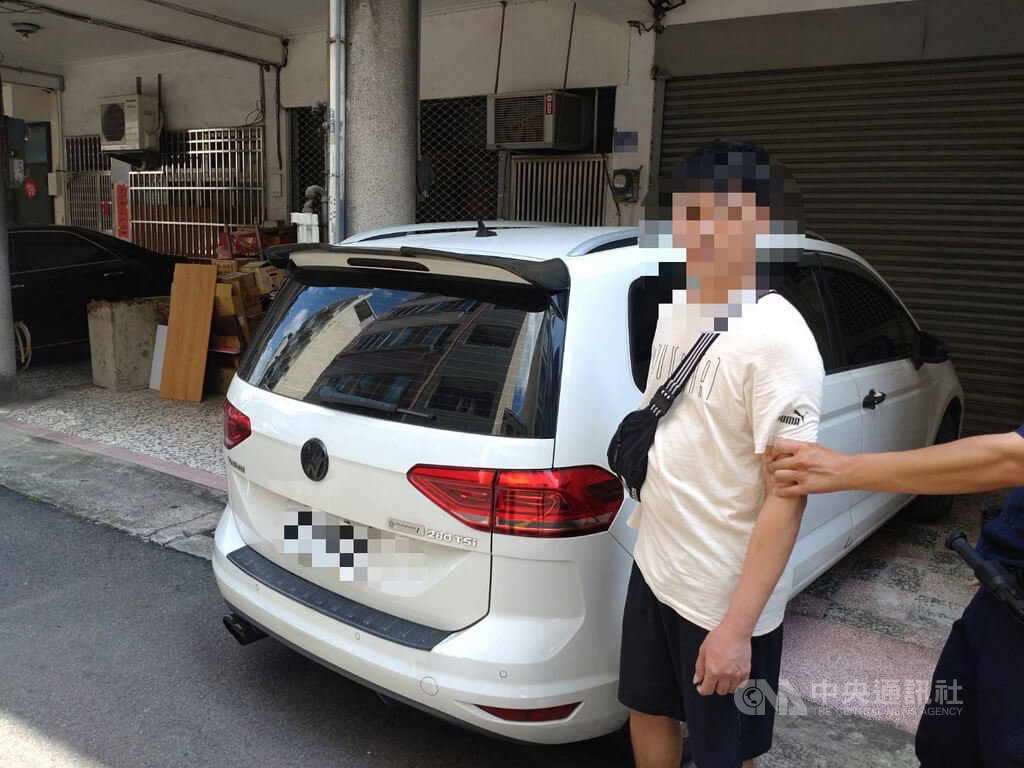 台中詐團車手超商領金融卡包裹 見警拔腿逃仍落網