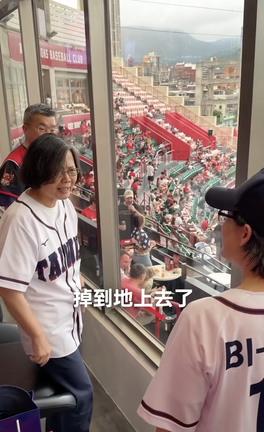  蔡英文虧蕭美琴球都掉在地上了。 圖：翻攝自蔡英文臉書 