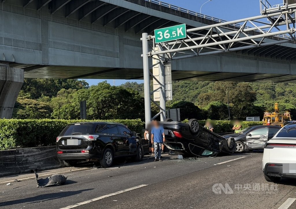 國1泰山段4車連環撞 疑變換車道釀禍2人送醫