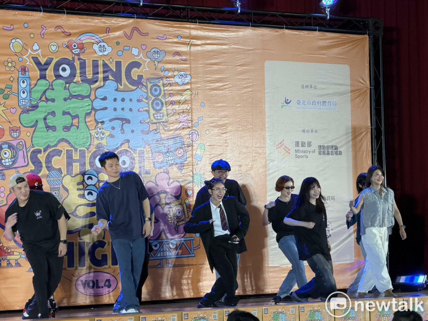  李洋、吳沛憶、林楚茵挑戰Michael Jackson 經典歌曲《Beat It》舞步。 圖：高逸帆／攝 